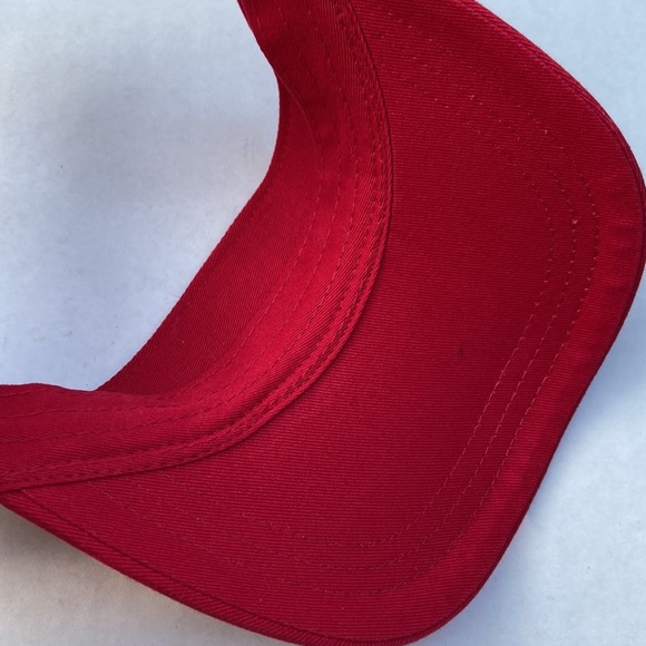 New GUESS New York Logo Red Visor UNISEX - Picture 4 of 4